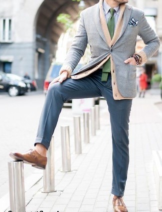 Какие классические брюки носить с серым пиджаком мужчине