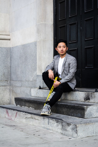 Как носить серый пиджак с серыми кроссовками мужчине