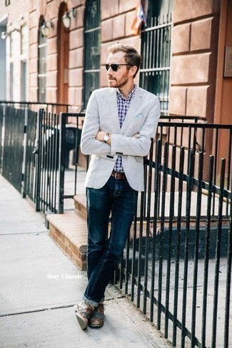 Какие джинсы носить с серым пиджаком мужчине