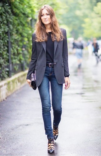 Какие джинсы носить с серым пиджаком женщине
