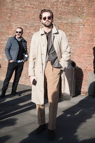 Как носить серый пиджак с светло-коричневыми классическими брюками мужчине