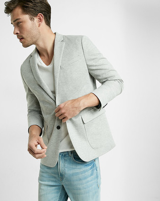 Как носить серый пиджак с голубыми джинсами мужчине