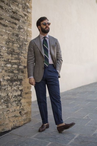 Какие лоферы носить с серым пиджаком мужчине