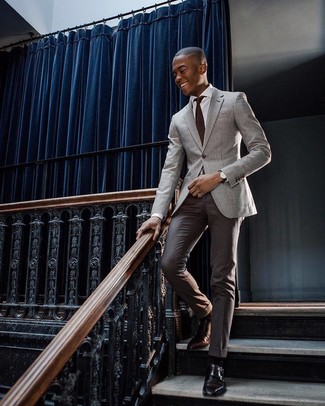 Какие монки носить с серым пиджаком