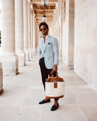 Как носить серый пиджак с темно-синими кожаными лоферами мужчине