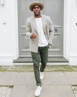 Как носить серый пиджак с оливковыми брюками чинос