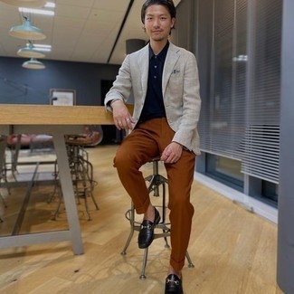 Какие футболки-поло носить с серым пиджаком мужчине