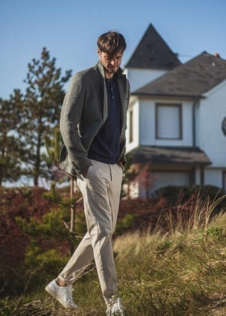 Какие футболки-поло носить с серым пиджаком мужчине