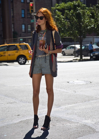 Какие шорты носить с серым пиджаком женщине