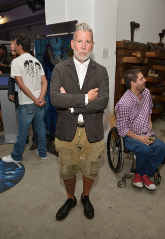 Какие шорты носить с серым пиджаком мужчине