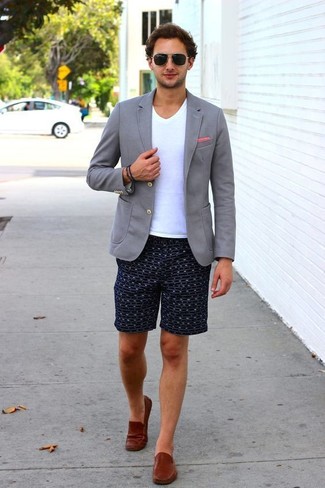 Какие шорты носить с серым пиджаком мужчине