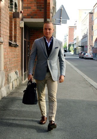 Какие трикотажные жилеты носить с серым пиджаком мужчине