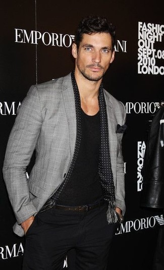 Какие майки носить с серым пиджаком мужчине