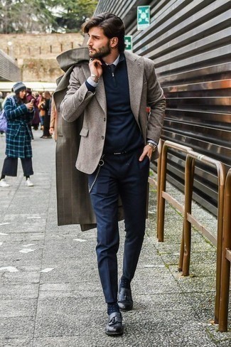 Какие лоферы с кисточками носить с серым пиджаком