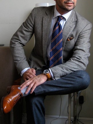 Как носить серый пиджак с табачными кожаными брогами