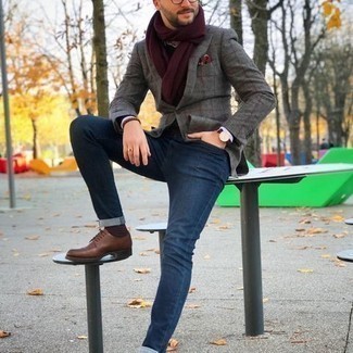 Какие свитера с v-образным вырезом носить с серым пиджаком мужчине