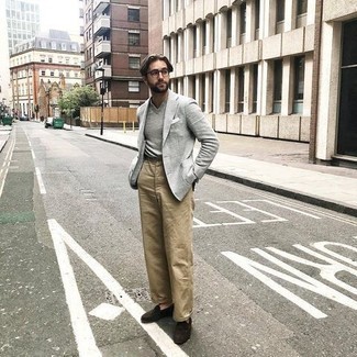 Какие футболки с v-образным вырезом носить с серым пиджаком мужчине