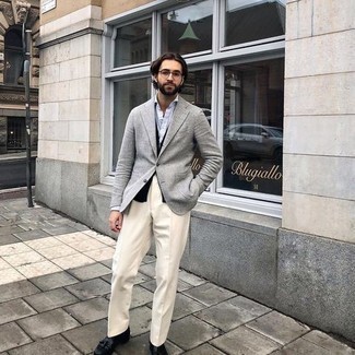 Как носить серый пиджак с белыми классическими брюками мужчине