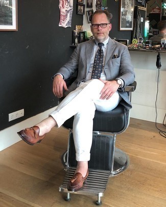 Как носить серый пиджак с белыми классическими брюками мужчине