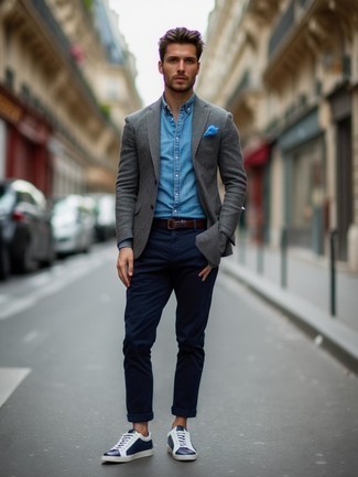 Как носить серый пиджак с белыми кожаными низкими кедами мужчине