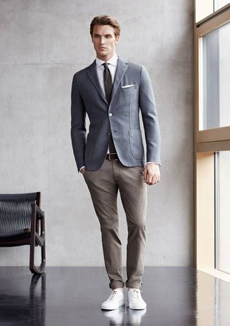 Как носить серый пиджак с белыми кожаными низкими кедами мужчине