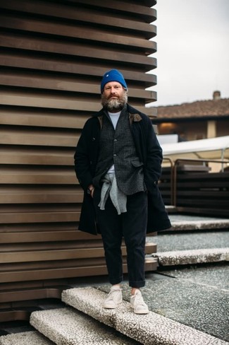 Как носить серый пиджак с белыми кожаными низкими кедами мужчине