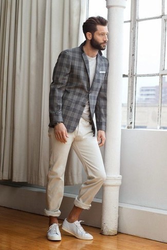 Как носить серый пиджак с белыми кожаными низкими кедами мужчине