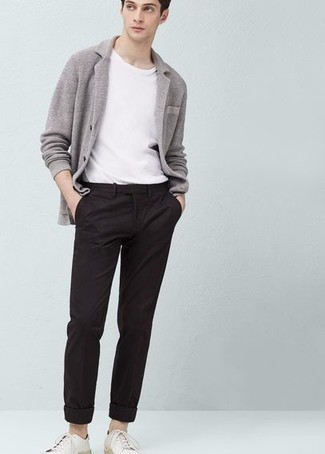 Как носить серый пиджак с белыми кожаными низкими кедами мужчине