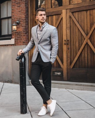 Как носить серый пиджак с белыми кожаными низкими кедами мужчине