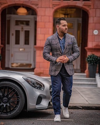 Как носить серый пиджак с белыми кожаными низкими кедами мужчине