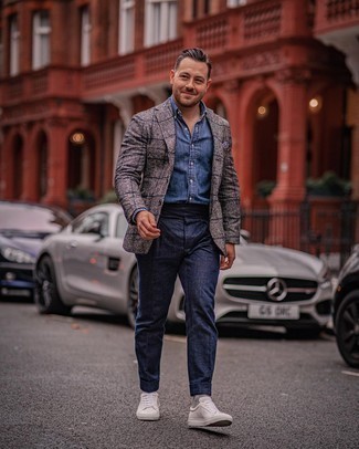 Как носить серый пиджак с белыми кожаными низкими кедами мужчине