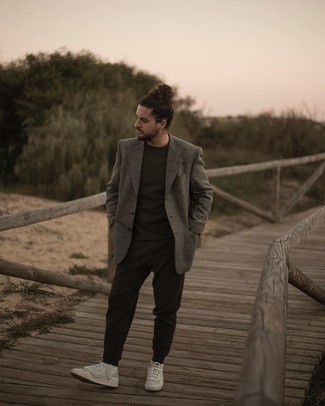 Как носить серый пиджак с белыми кожаными низкими кедами мужчине