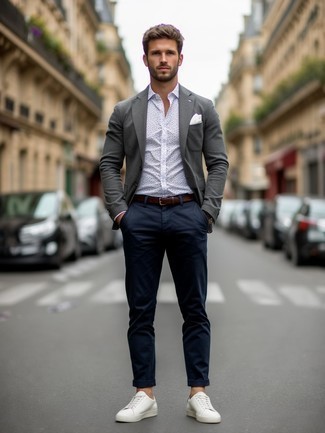 Как носить серый пиджак с белыми низкими кедами мужчине