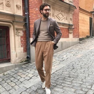 Как носить серый пиджак с белыми низкими кедами мужчине