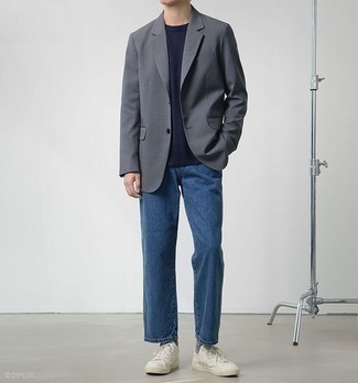 Как носить серый пиджак с белыми низкими кедами мужчине