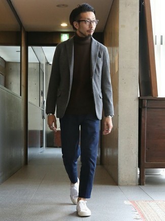 Как носить серый пиджак с белыми низкими кедами мужчине