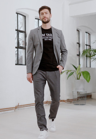 Как носить серый пиджак с белыми низкими кедами мужчине