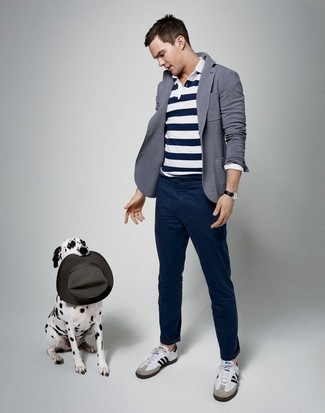 Как носить серый пиджак с белой футболкой-поло мужчине