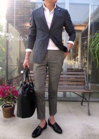 Как носить серый пиджак с белой футболкой-поло мужчине