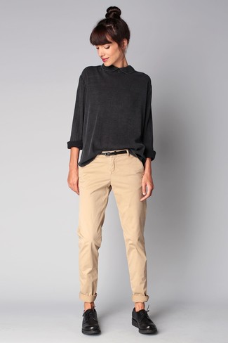 С чем носить серую блузку