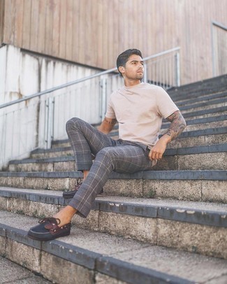 Какие брюки чинос носить с серыми топсайдерами