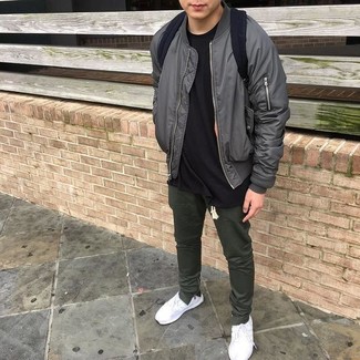 Какие кроссовки носить с серым бомбером мужчине
