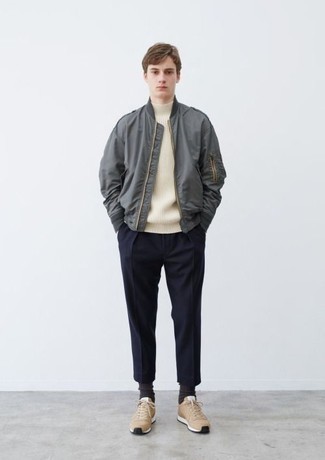 Какие кроссовки носить с серым бомбером мужчине