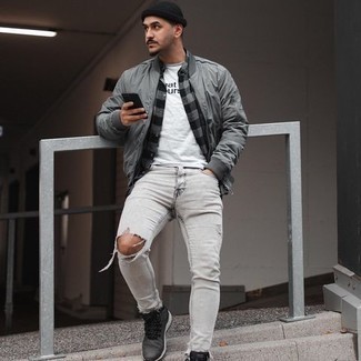 Какие кроссовки носить с серым бомбером мужчине