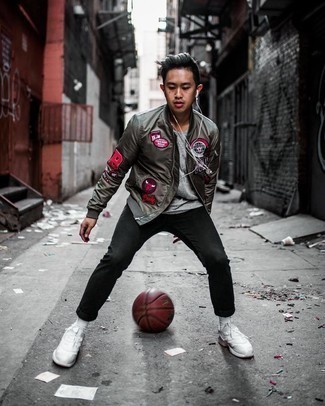 Какие кроссовки носить с серым бомбером мужчине