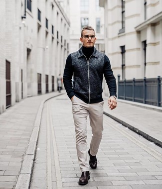 Как носить серый бомбер с бежевыми брюками чинос
