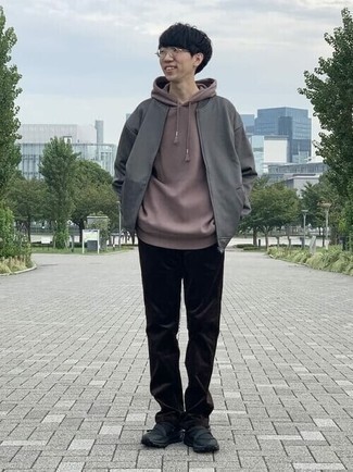 Как носить серый бомбер с черными кроссовками мужчине