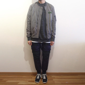 Как носить серый бомбер с черными кроссовками мужчине