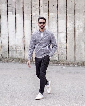 Как носить серый бомбер с черными брюками чинос