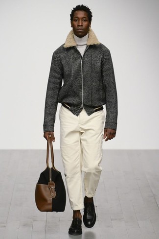 Как носить серый бомбер с черными кожаными туфлями дерби